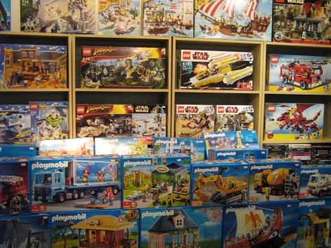 q_lego-playmobil.jpg q_lego-playmobil.jpg