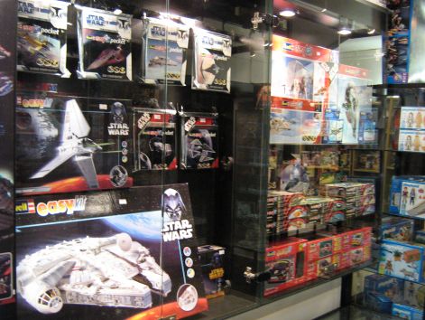 q_revell_vitrin.jpg q_revell_vitrin.jpg